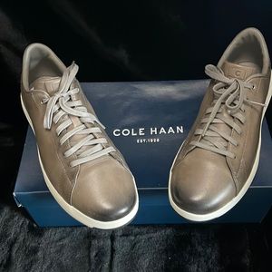 Cole Haan Men’s Grand Pro Tennis Shoe. Ironstone. New in Box. Size 9.5 M